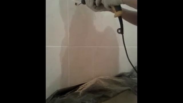 Как сверлить кафельную плитку на стене в ванной? (Drilling a hole in tile on the wall) смотреть онлайн