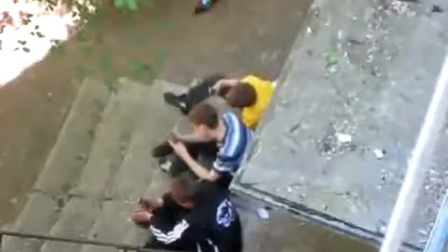 Вот так нужно избавляться от гопоты в падике Юмор! Прикол! Смех смотреть онлайн