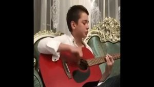 Запомни, не бывает сто друзей...  Играет и поет красиво