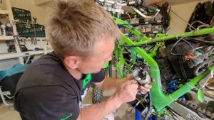 Разбираю двигатель 2т после 10 лет прохвата в Эндуро.#Kawasaki #kdx220