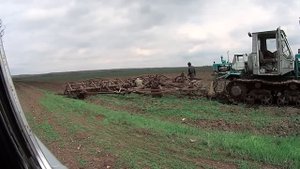 Началось в колхозе утро 7/2. Т-150 в поле. Заклинила мотопомпа.