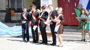 Последний звонок 2016. Выступление выпускников. Танец "Оставайся мальчик с нами"