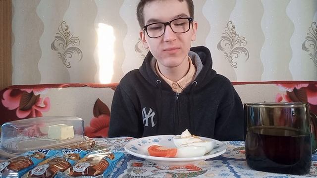 Утренний завтрак?Яйца???Помидорки?Чай☕️Барни?