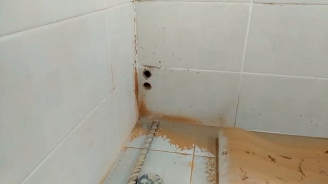 Как сделать отверстия в плитке (просверливаем отверстия для воды и труб отопления в ванной).