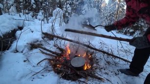 На лыжах в лес, пельмешки на костре, нашли чью-то стоянку. 2019 год
