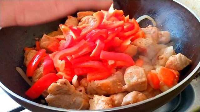 Тушеное мясо с картошкой как в детстве.