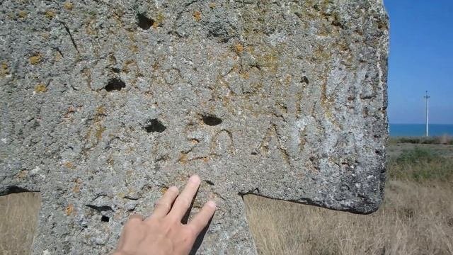 Остатки заброшенного старинного кладбища.