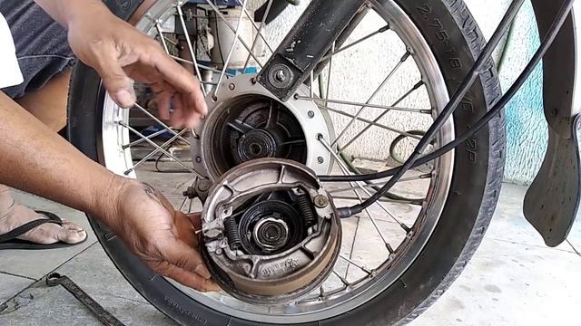 VÍDEO PARA INICIANTES, COMO TIRAR A RODA DIANTEIRA DE MOTOS COM FREIOS A TAMBOR. смотреть онлайн