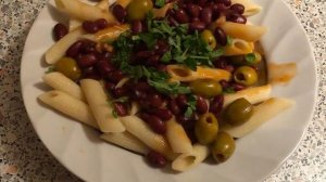 Макароны с красной фасолью и оливками в томатном соусе