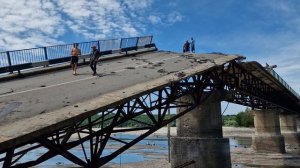 Сергей Моисеев на взорванном мосту словами из песни Гребещикова "Мы стояли на плоскости"