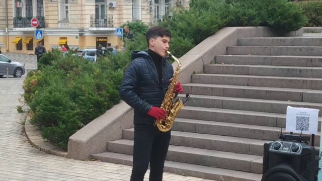 Уличный музыкант бесподобно играет Тото Кутуньо Лашате ми Кантаре смотреть онлайн