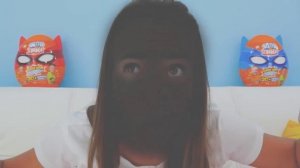 Влад и Никита играют с игрушечными поездами