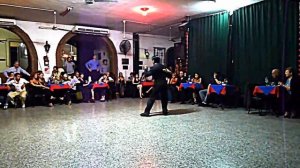 Julieta Qüesta y Rauli Choque bailan "Cantor de Barrio" (Ricardo Tanturi) en Milonga Luna de Tango