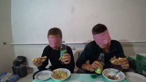 ПИЦЦА БУРГЕР МИВИНА КТО БЫСТРЕЕ СЪЕСТ ЗАКРЫТЫМИ ГЛАЗАМИ ! КТО ПОСЛЕДНИЙ СЪЕСТ МНОГО ЕДЫ