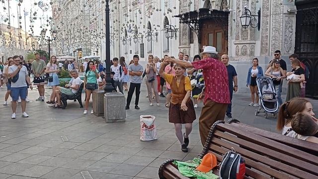 СТАРИКИ ЖГУТ, Пожилая пара на Никольской танцует БУГИ-ВУГИ.