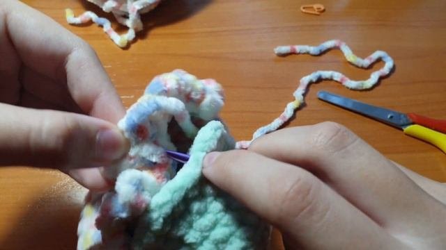 как связать пирожное крючком из плюшевой пряжи