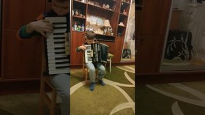 На зеленом лугу их вох