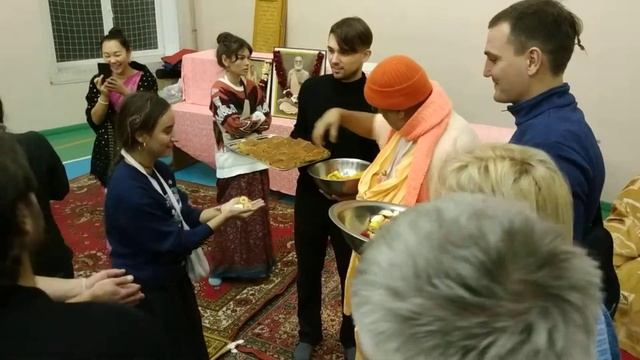 Шрила Бодхаян Махарадж раздаёт маха-прасад