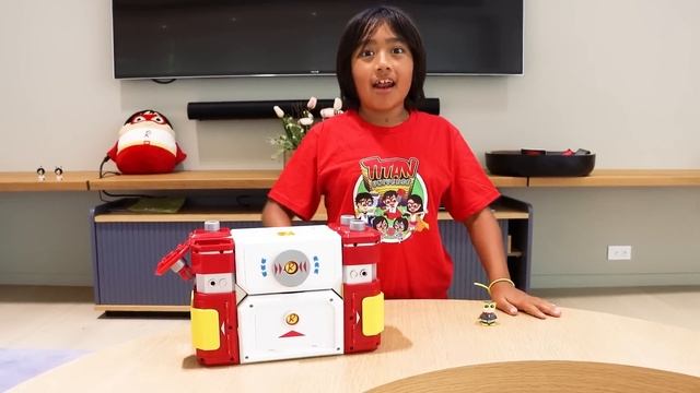 Ryan's World Mega Mecha Titan Robot is Here! Mystery Box turns into Giant Robot! смотреть онлайн