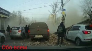 Момент обрушения здания в центре Саратова попал на видео