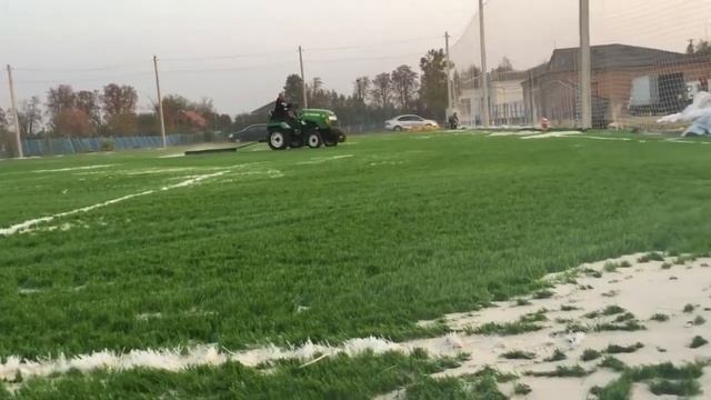 Вчёсывание резиновой крошки и кварцевого песка на футбольном поле