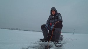 ЕСТЬ ЛИ ВЕЧЕРНИЙ ВЫХОД ОКУНЯ? Главное быть в нужном месте в нужное время. Зимняя рыбалка 2023. Ч. 2