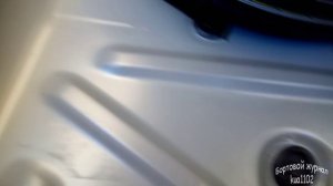 Осмотр багажника Volkswagen Polo на предмет корродирующих элементов кузова