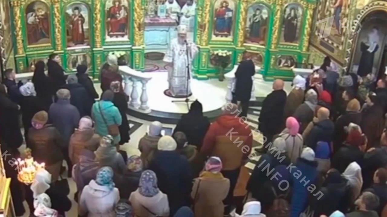 Сотни верующих приняли участие в богослужении под открытым небом на территории Киево-Печерской лавры