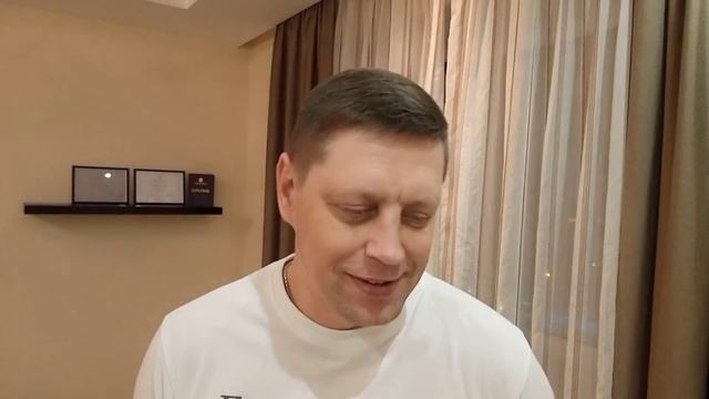 Жена хозяюшка помыла посуду