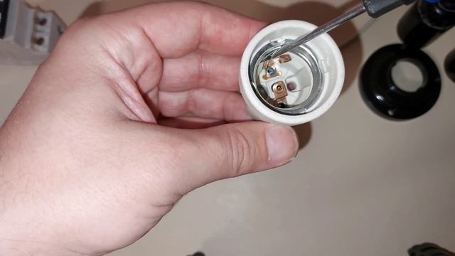 Как подключить патрон для лампочки. Полный разбор. Замена старого патрона.Виды патронов..mp4 смотреть онлайн