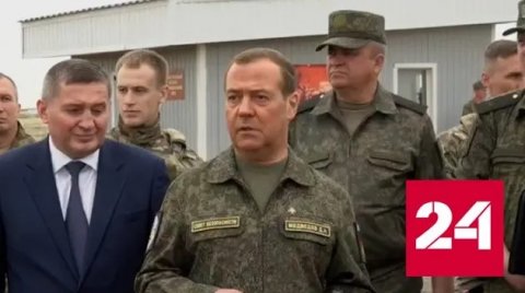 Медведев указал на террористическое поведение Киева - Россия 24 