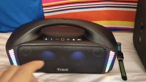 Tribit Stormbox Blast vs JBL Encore Essential conectada al suministro eléctrico, volumen al 100 %.
