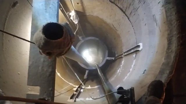 Дренажный колодец глубина более 26 метров. Что там происходит!? смотреть онлайн