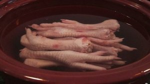 Бульон из куриных лапок