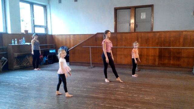 Урок акробатики! Наши результаты! Колёса, перевороты вперёд, перевороты назад! Тренер: Даяна Ерёмин смотреть онлайн