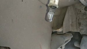 Замена лампы переднего габарита и лампы переднего указателя поворота на Mitsubishi Montero Sport