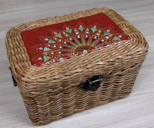 Сундучок из газетных трубочек. Точечная роспись