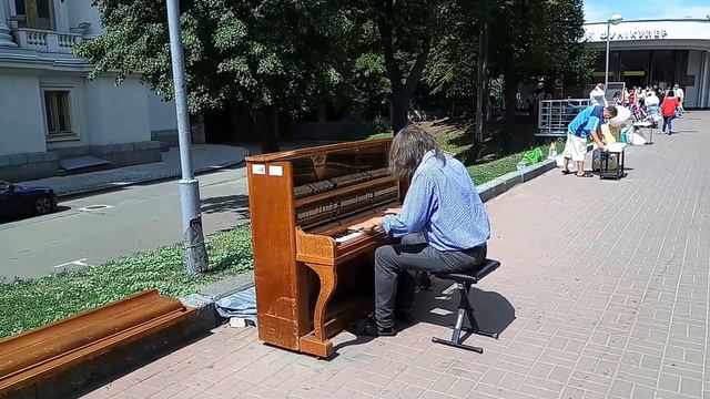 Уличный музыкант и пианино Киев,Украина. Street musician(busker) in Kiev смотреть онлайн