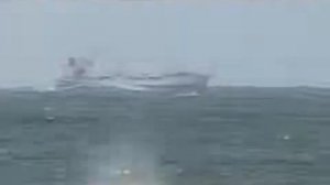 Корабль в бурю заливает водой