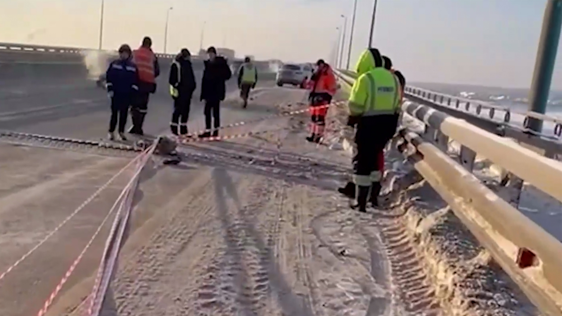 В Перми автомобилист попал в «ловушку» на мосту. Шлагбаум смотреть онлайн