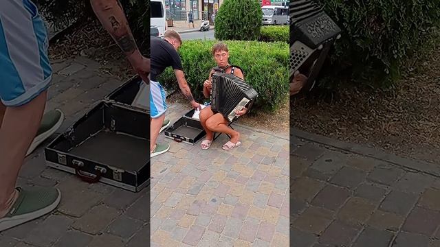 Жизнеутверждающая музыка?Баянист Варя на анапском перекрестке? смотреть онлайн