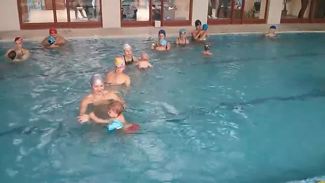 Занятие в бассейне Семицветик. смотреть онлайн