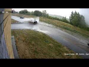 Я один из тех любителей, кому нравится кататься по лужам в ливень !=))