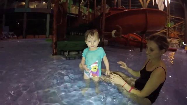 Влог, Мисс Мира Панда в Аквапарке в детском бассейне, кидает шахматные большие фигуры смотреть онлайн