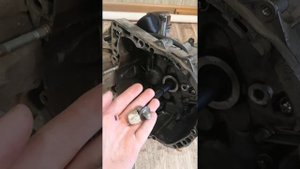 Вытаскиваем втулку вилки сцепления на Рено Логан.