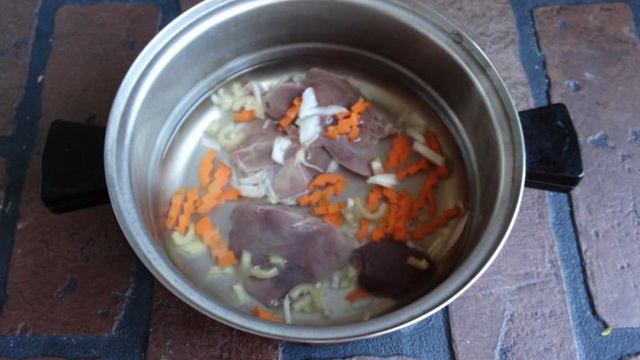 Печень тушеная с овощами и булгуром в сметане