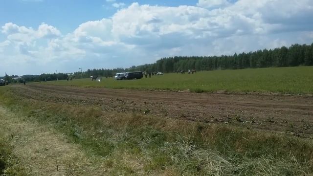 Скачки на лошадях. Побеждает девушка на празднике Акатуй в с.Яльчики,Чувашской республики смотреть онлайн