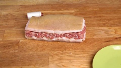 Возьмите самое тонкое сало и приготовьте этот деликатес. Мясной матрас