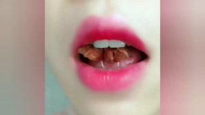 Карейская девушка ест на камеру