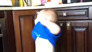 Тренируется одевать майку